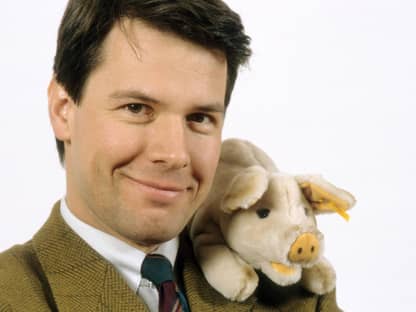 Peter Kloeppel im 1992 mit einem Schwein-Kuscheltier