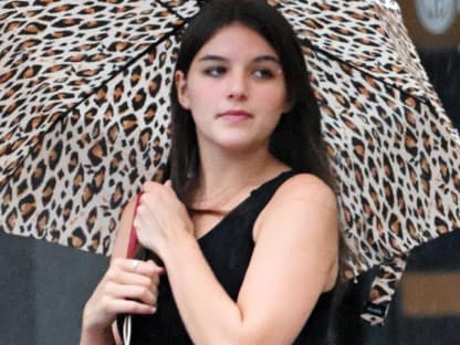 Suri Cruise guckt bedrückt