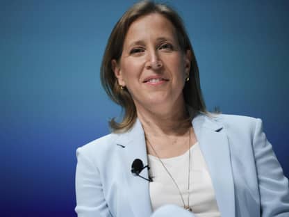 Ex YouTube Chefin Susan Wojcicki blickt leicht lächelnd in die Kamera