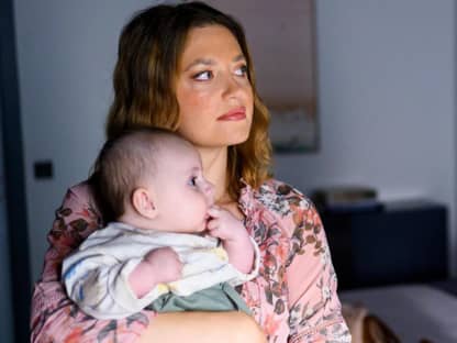 "Alles was zählt": Nathalie mit Baby Diego auf dem Arm, Isabelle schaut sie an