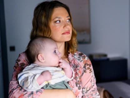 "Alles was zählt": Nathalie mit Baby Diego auf dem Arm, Isabelle schaut sie an