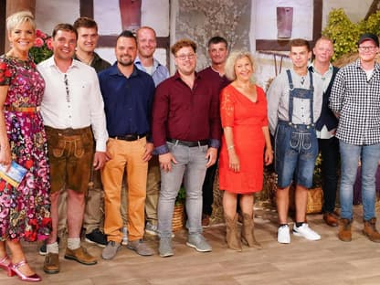 "Bauer sucht Frau" 2024, Staffel 20: Inka Bause und die Kandidaten beim Scheunenfest (Martin, Max, Saskia und Heiner fehlen)