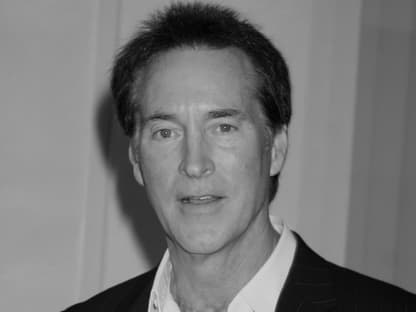 Drake Hogestyn guckt ernst