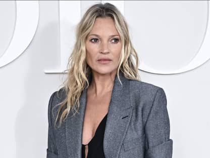 Kate Moss schaut bedrückt zur Seite