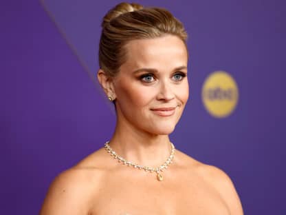 Reese Witherspoon vor lila Emmy Wand