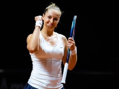 Sabine Lisicki mit Siegerpose und einem Tennisschläger in der Hand