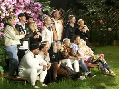 Der "Sommerhaus der Stars"-Cast versammelt sich im Garten