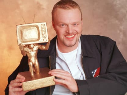 Stefan Raab im Jahr 1999 mit "TV Total"-Trophäe