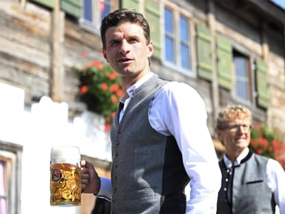 Thomas Müller mit einer Mass Bier auf dem Oktoberfest