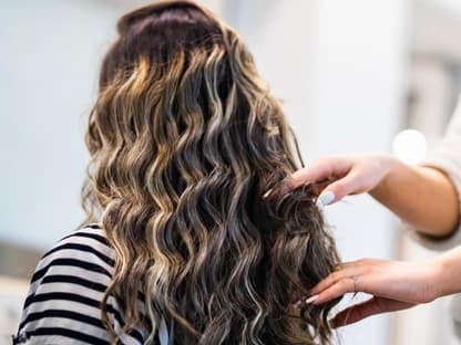 Frau beim Friseur Styling