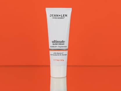 Vitamin C Creme von Jean & Len auf orangenen HIntergrund