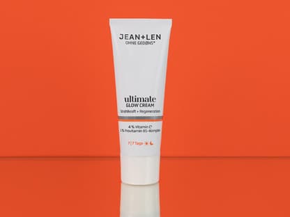 Vitamin C Creme von Jean & Len auf orangenen HIntergrund