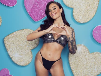 Melissa Damilia bei "Love Island VIP" zeigt ein Herz und lächelt