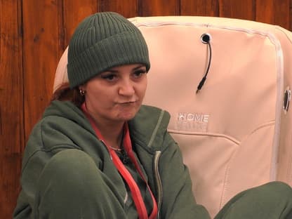 Sarah Wagner guckt bei "Promi Big Brother" ernst