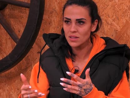 Elena Miras guckt bei "Promi Big Brother" ernst