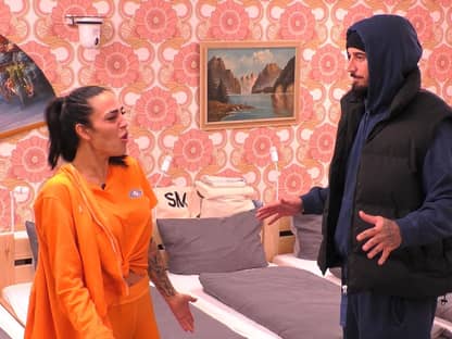 Elena Miras weint bei "Promi Big Brother", Mike Heiter steht neben ihr