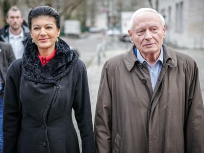 Sahra Wagenknecht und Oskar Lafontaine gehen nebeneinander her