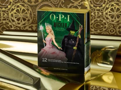 OPI Wicked Adventskalender auf goldenen Hintergrund