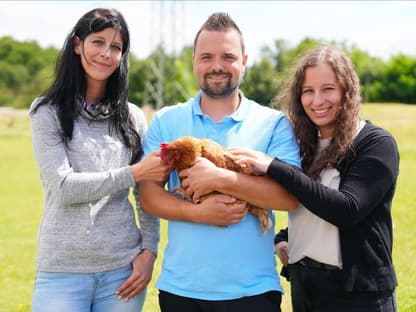 "Bauer sucht Frau" 2024: Kamelzüchter Marvin mit seinen Hofdamen Sabrina und Eva