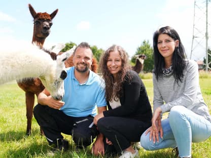 "Bauer sucht Frau" 2024: Kamelzüchter Marvin mit seinen Hofdamen Sabrina und Eva