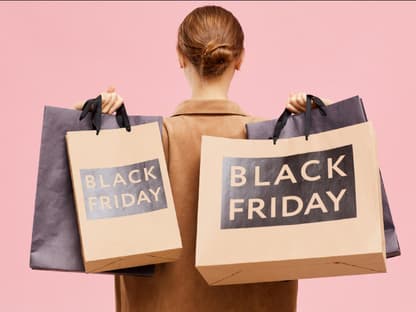 Frau mit Black Friday Tüten