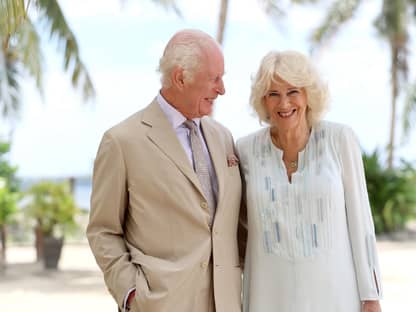 König Charles und Camilla am Strand