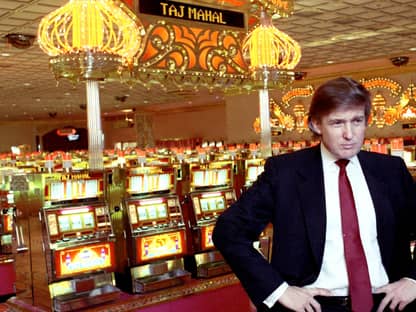 Donald Trump 1990 im Casino des "Trump Taj Mahal" in Atlantic City