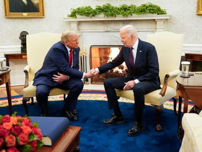 Donald Trump und Joe Biden schütteln Hände