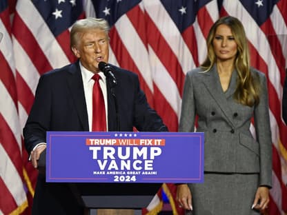 Donald Trump und Melania Trump bei einem Auftritt nach der US-Wahl 2024