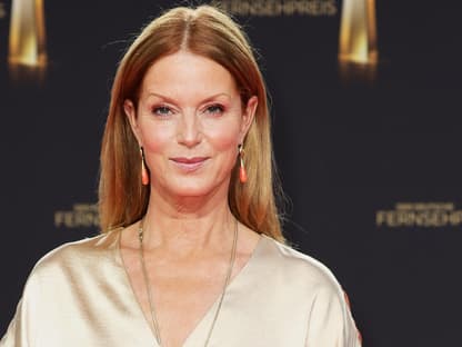 Esther Schweins im goldenen Kleid