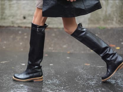 Frau trägt Stiefel im Regen