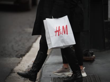 Frau mit H&M Tüte auf Straße