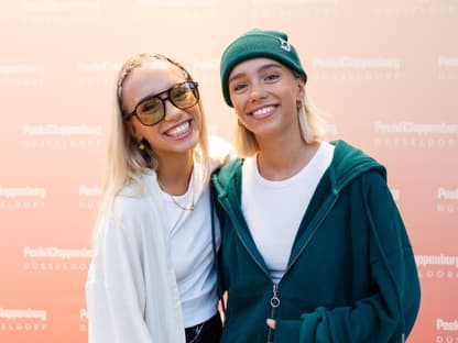 Lisa und Lena Mantler lächeln 