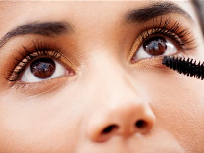 Frau lange Wimpern Mascara