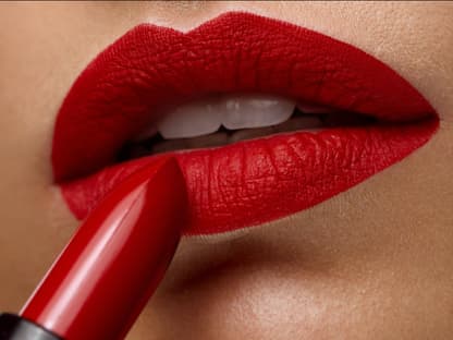 Matter Lippenstift auf Lippen