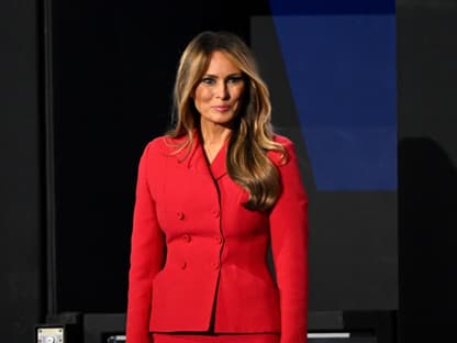 Melania Trump im roten Anzug