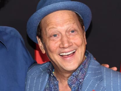 Rob Schneider lacht