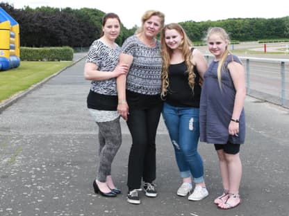 Sarafina, Silvia, sarah-Jane & Estefania Wollny auf einer Rennstrecke