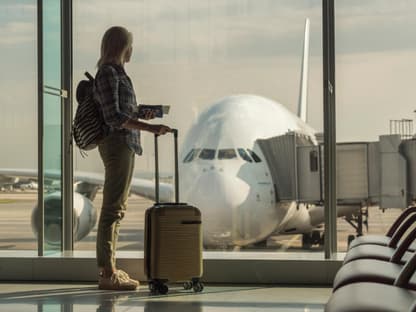 Frau am Flughafen