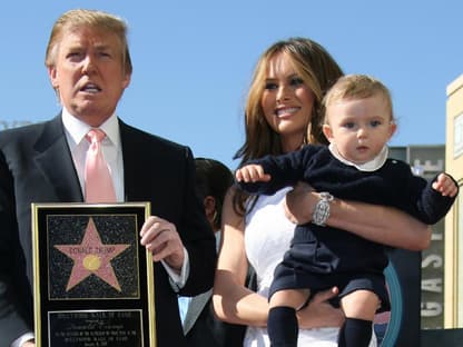 Donald Trump mit seinem Walk-of-fame-Stern, Melania und Barron