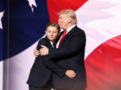 Donald Trump gibt Barron einen Kuss