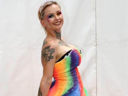 Edith Stehfest in Regenbogenkleid und bunt geschminkt im Jahr 2023