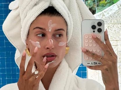 hailey bieber selfie mit creme im gesicht