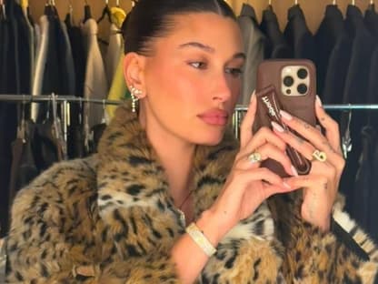 Hailey Bieber Selfie in leo-jacke