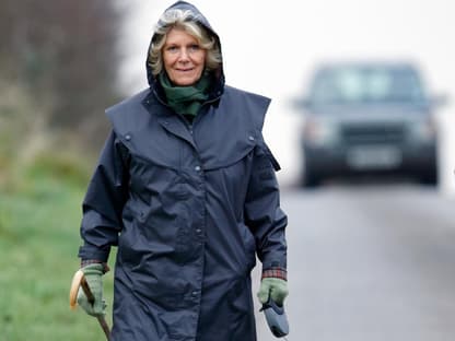 Königin Camilla in Regenkleidung mit Hund 