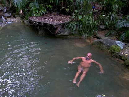 Pierre Sanoussi-Bliss nackt im Badesee im Dschungelcamp