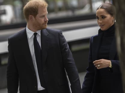 Prinz Harry und Herzogin Meghan schauen sich ernst an