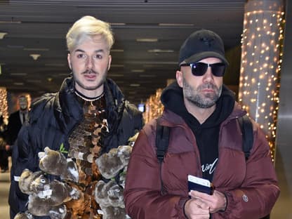 Sam Dylan und Rafi Rachek, ernst am Flughafen