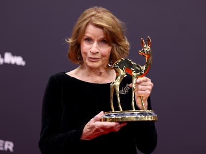 Senta Berger, 2023 mit ihrem Bambi