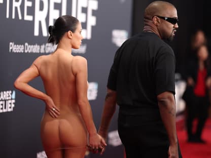 Bianca Censori und Kanye West von hinten bei den Grammys